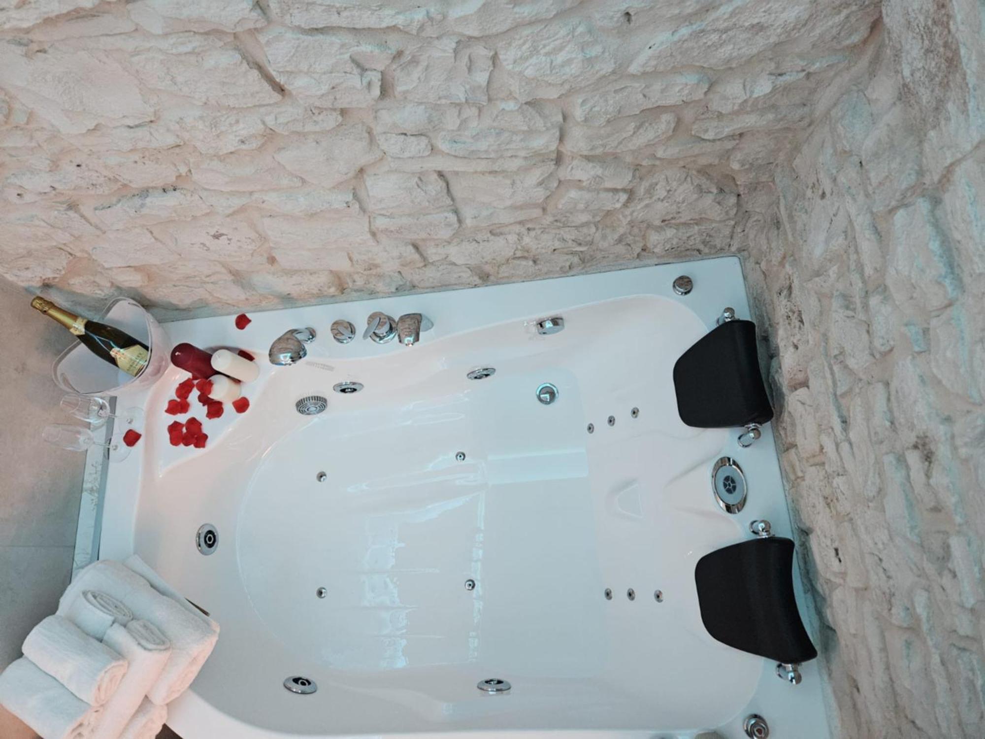 Luxuite Spa Con Piscina E Jacuzzi Алберобело Екстериор снимка