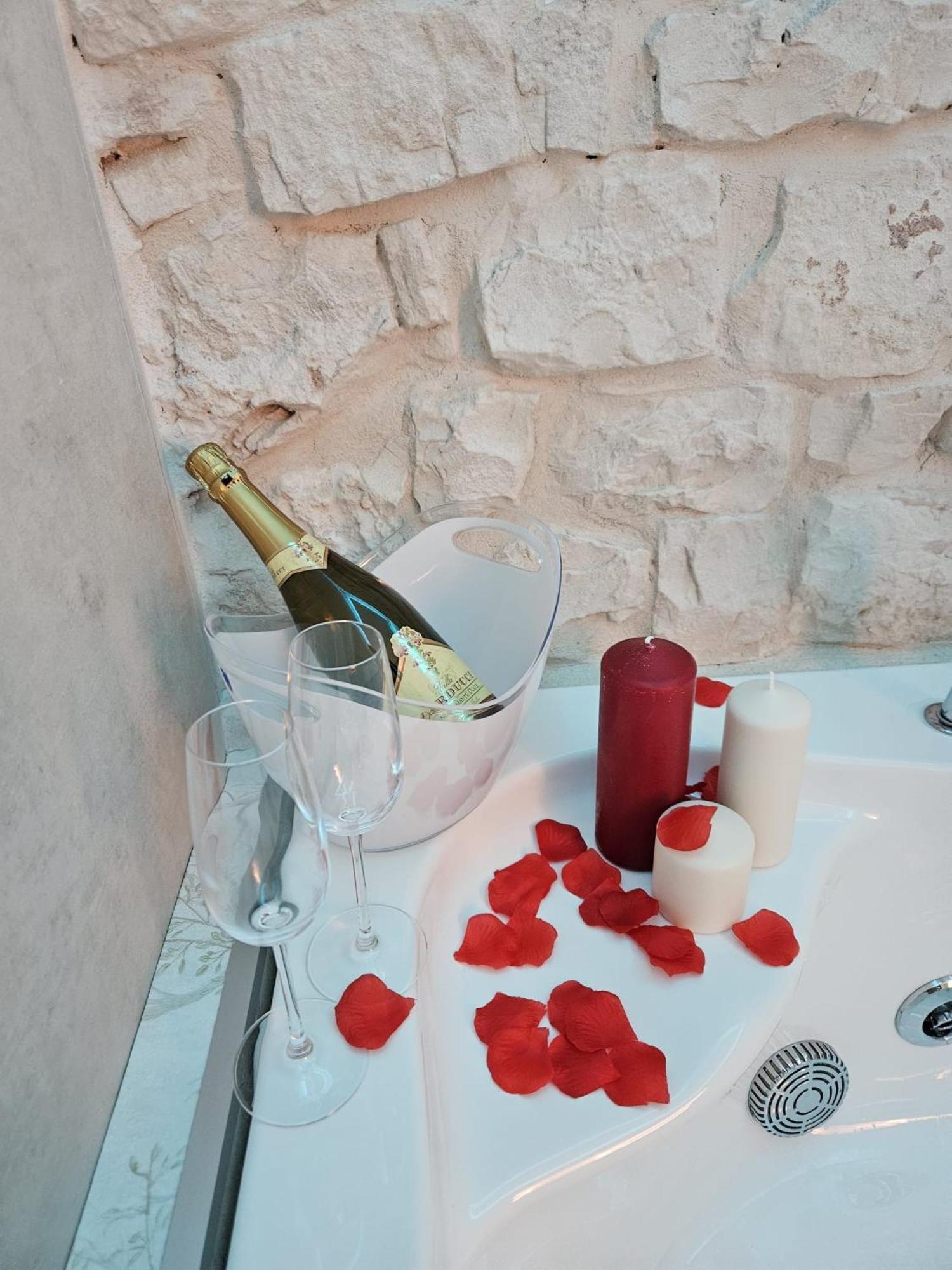 Luxuite Spa Con Piscina E Jacuzzi Алберобело Екстериор снимка